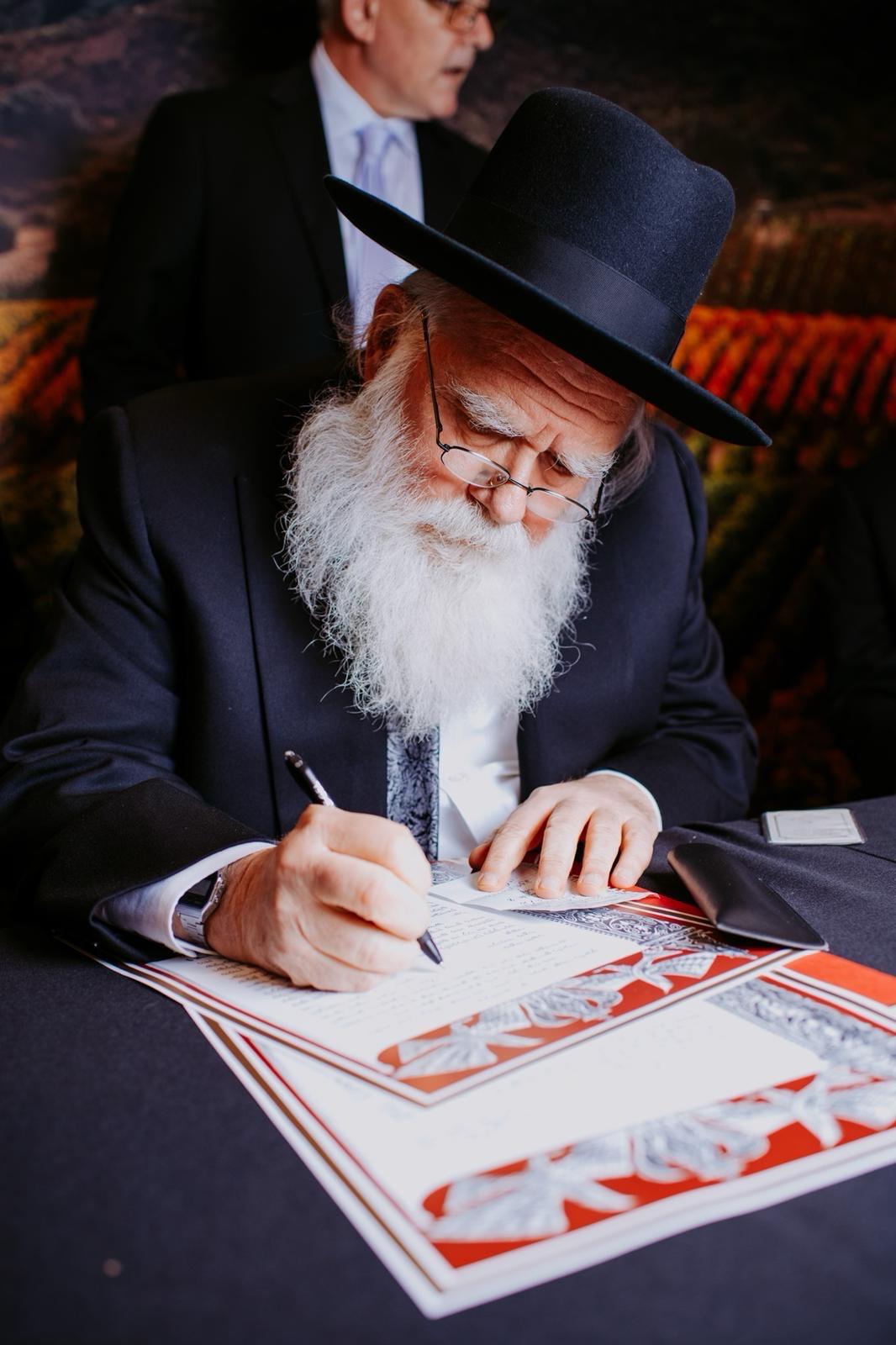 Rav writing at a Shor Yoshuv dinner